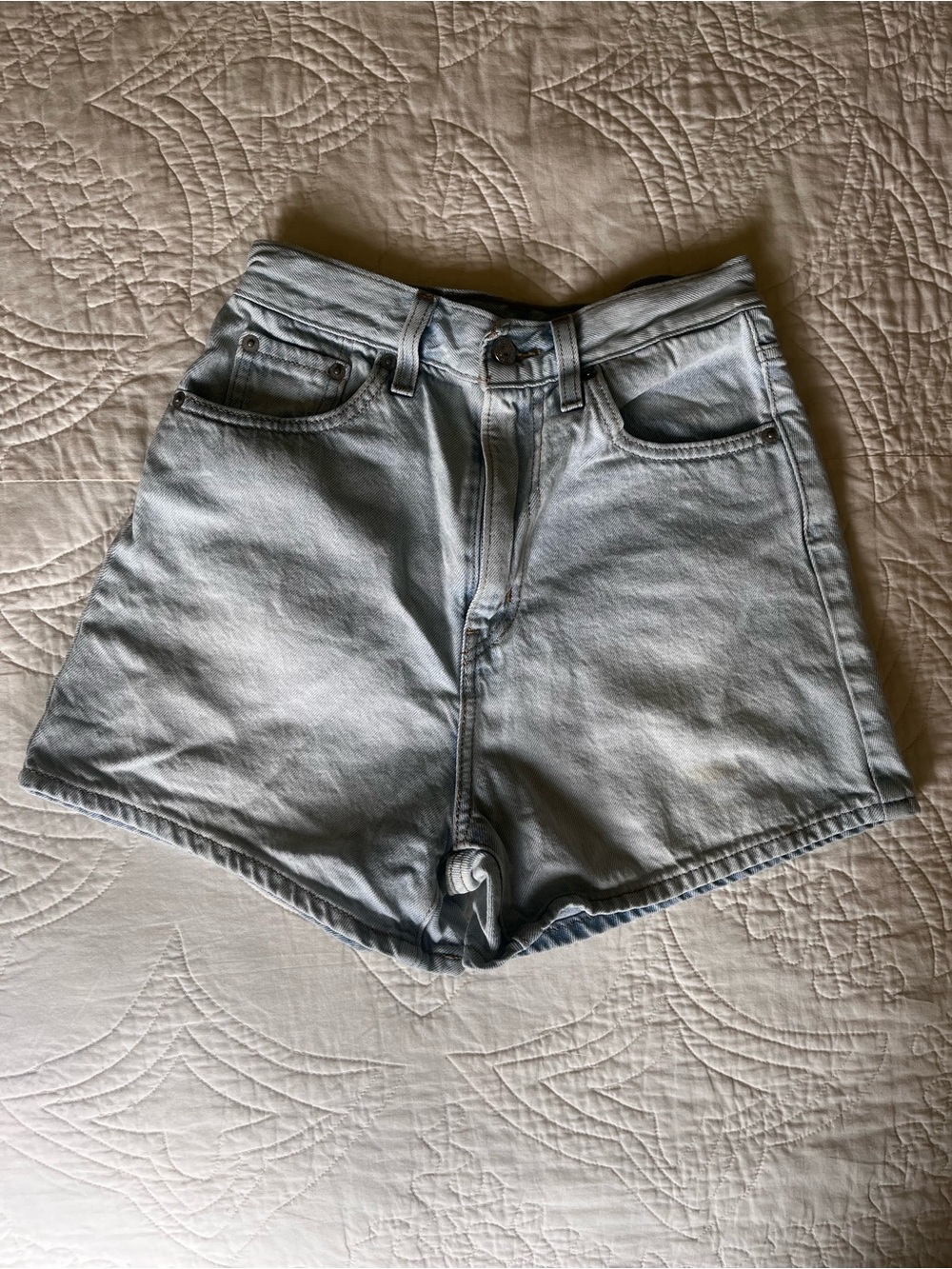 Levi’s High Loose Jean Shorts. Light Blue. Size 24. **See damage**